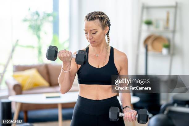 training zu hause - gewicht fitnessausrüstung stock-fotos und bilder