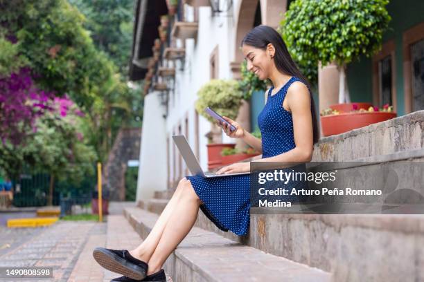 joven trabajando en una escapada de vacaciones - indigenas mexicanos fotografías e imágenes de stock