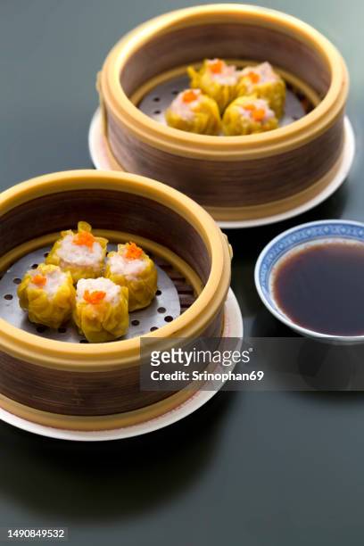 dim sum in bamboo steamer, chinese food - hong kong food stock-fotos und bilder