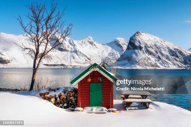 a cozy little house - fjord stockfoto's en -beelden