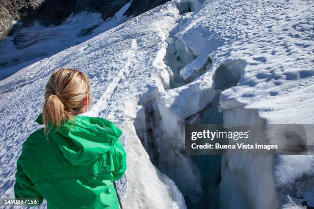 female climber over a crevasse - crevasse fotografías e imágenes de stock