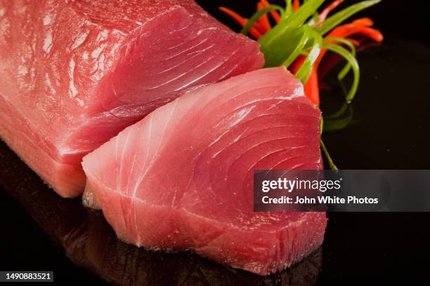 sashimi tuna - atun fotografías e imágenes de stock
