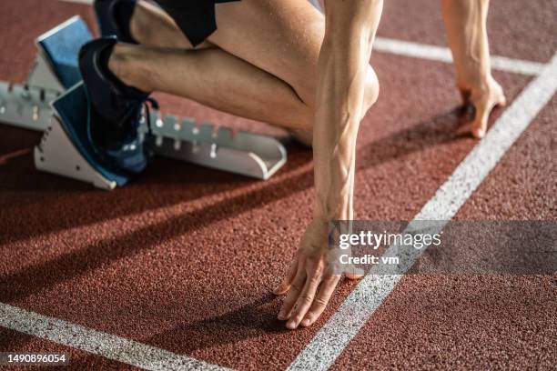 corridore in piedi sul blocco di partenza - linea di partenza attrezzatura sportiva foto e immagini stock