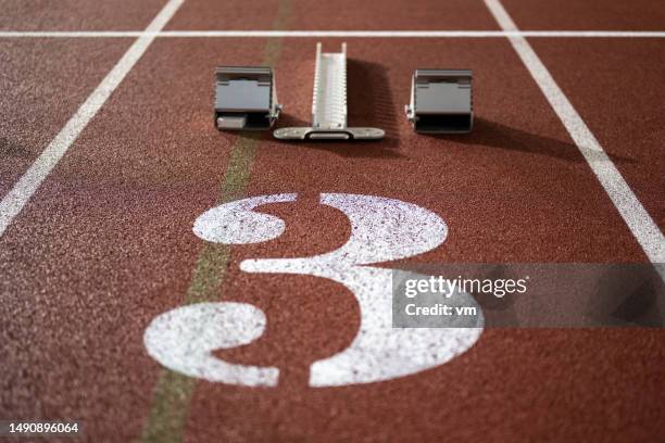 running track starting line with number three - track starting block stock pictures, royalty-free photos & images