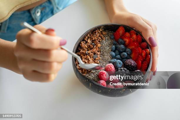 smoothie bowl con bayas frescas y granola - harina-de-avena fotografías e imágenes de stock