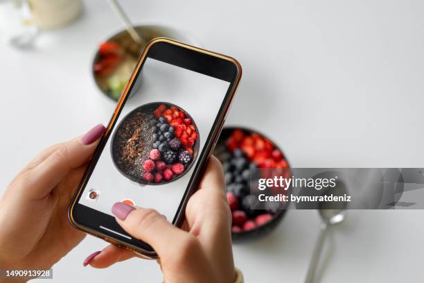 woman taking photo of smoothie bowl with smartphone - automatiskt postproduktionsfilter bildbanksfoton och bilder