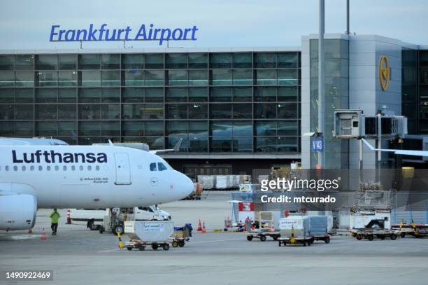 aeroporto de frankfurt - aeroporto internacional de frankfurt - fotografias e filmes do acervo