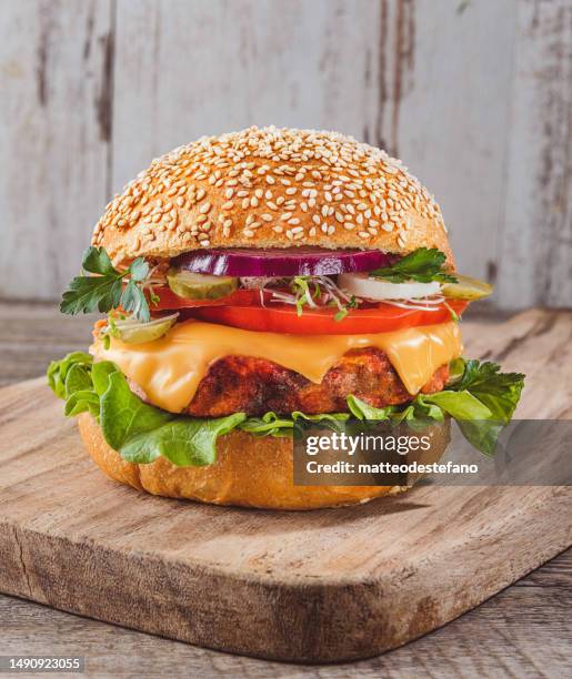 veganer burger - burger stock-fotos und bilder