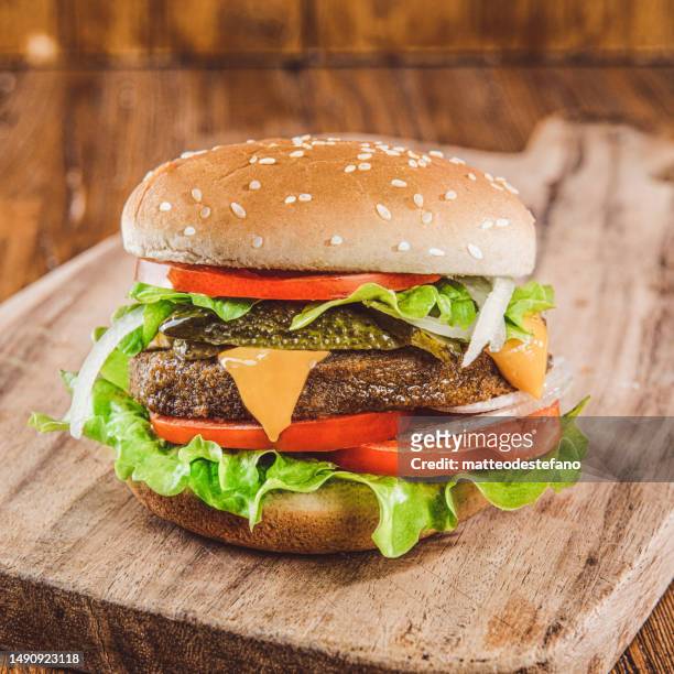 hamburger vegetariano - seitan foto e immagini stock