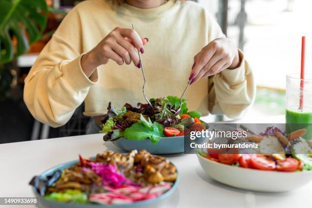 frau essen eine gesunde salat - superfood stock-fotos und bilder