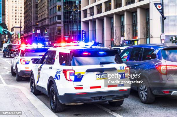 polizei in der innenstadt von philadelphia - philadelphia police car stock-fotos und bilder
