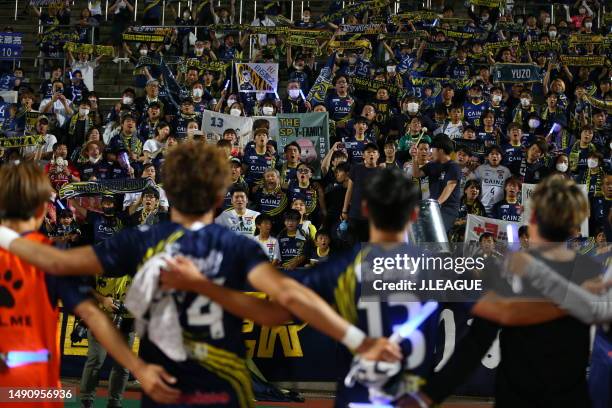 Thespakusatsu Gunma players applaud fans after their 2-1 victory in during the J.LEAGUE Meiji Yasuda J2 16th Sec. Match between Thespakusatsu Gunma...