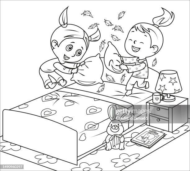 schwarz und weiß, mädchen kämpfen während der pyjamaparty gegen kissen auf dem bett - ausmalen stock-grafiken, -clipart, -cartoons und -symbole
