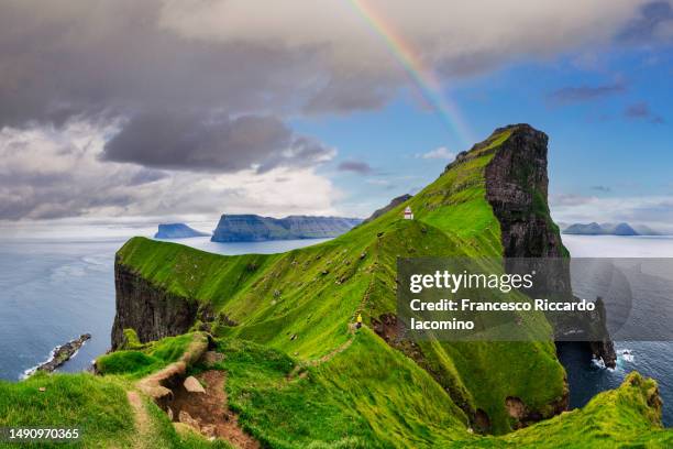 kalsoy, faroe islands. rainbow - mountain ridge stock-fotos und bilder