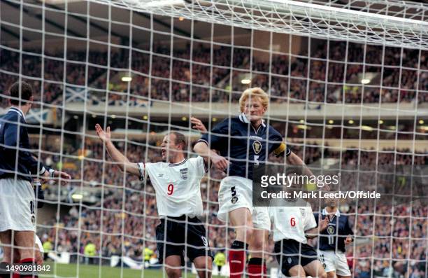 November 1999, Glasgow - European Championship Play-off - Scotland v England - England captain Alan Shearer and Scotland captain Colin Hendry.