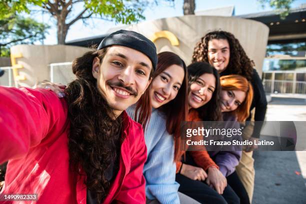 retrato de un grupo de jóvenes amigos tomándose un selfie en la calle - mobile câmera point of view - câmera fotografías e imágenes de stock