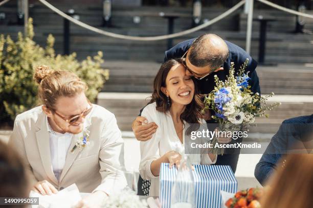 freund küsst braut bei hochzeitszeremonie - hochzeit stock-fotos und bilder