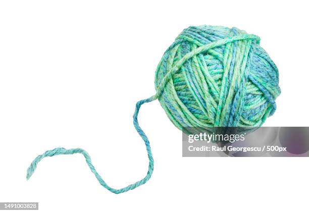 skein of greenish blue yarn with unwound tail,romania - lana fotografías e imágenes de stock