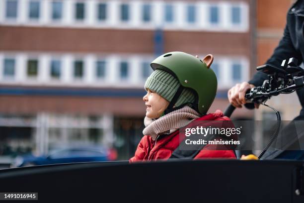 unrecognizable father riding a cargo bike with his little girl in the city - familie fietsen close up stockfoto's en -beelden