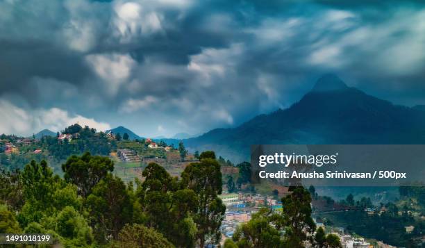 coakers walk view point - town surrounded by hill,kodaikanal,tamil nadu,india - better rural india fotografías e imágenes de stock