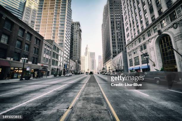 street, downtown chicago. - michigan avenue imagens e fotografias de stock