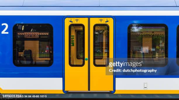 sprinter trein op station amersfoort schothorst, nederland - amersfoort nederland stockfoto's en -beelden