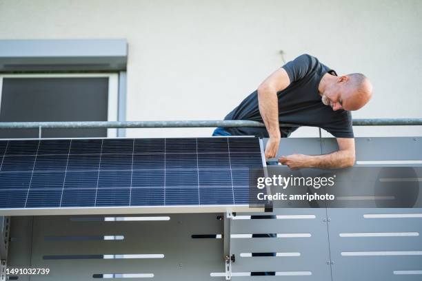 panneau solaire monté sur le balcon - balcony stock photos et images de collection