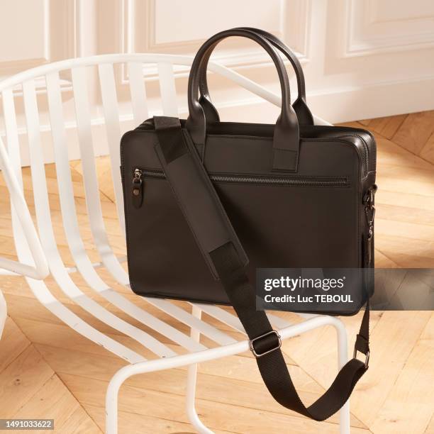 black laptop bag - alça de ombro vestuário - fotografias e filmes do acervo