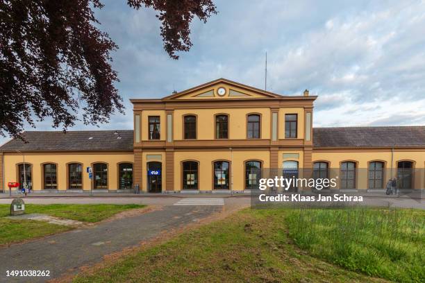 edifício da estação ferroviária de meppel em overijssel países baixos - treinstation - fotografias e filmes do acervo