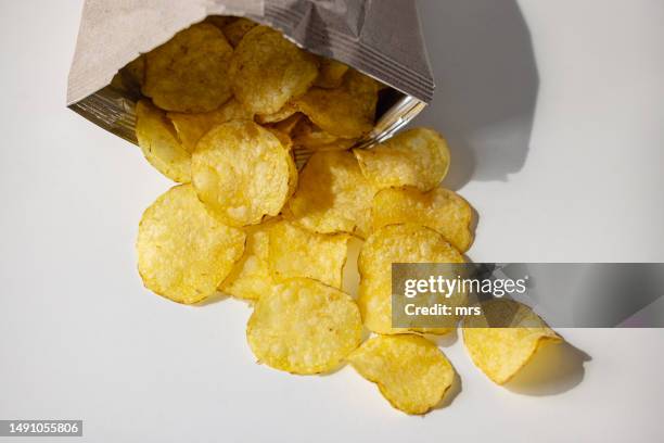 potato chips - bag of potato chips stockfoto's en -beelden