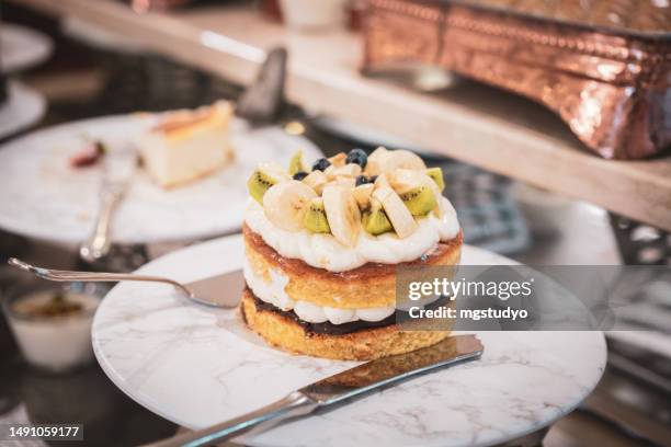 victoria sandwich cake, decorated with banana - cooked turkey white plate imagens e fotografias de stock