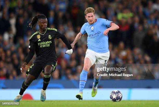 Eduardo Camavinga of Real Madrid battles for possession with Kevin De Bruyne of Manchester City during the UEFA Champions League semi-final second...