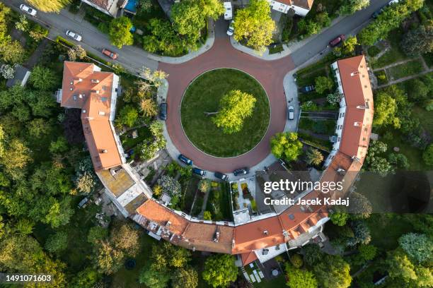 top drone view of circle housing - drone picture architekture stock-fotos und bilder
