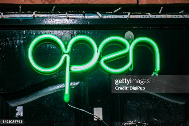portable led open sign - open segnale inglese foto e immagini stock