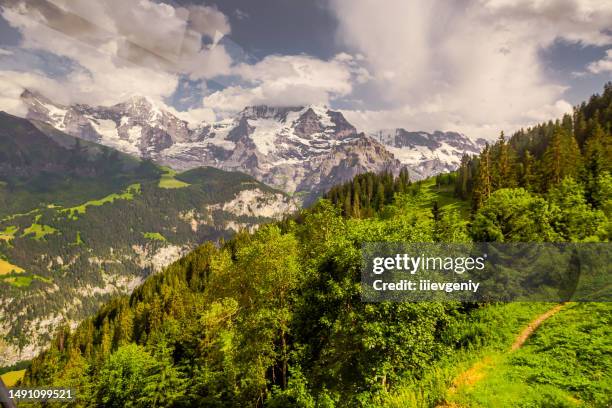 alpes suizos. suiza. montañas eiger, mönch y jungfrau. lauterbrunnen. cantón de berna. interlaken. - berne canton fotografías e imágenes de stock