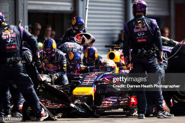 F1 Racing Team Changing Action Coordination Team Photos and Premium High Res Pictures - Getty ...