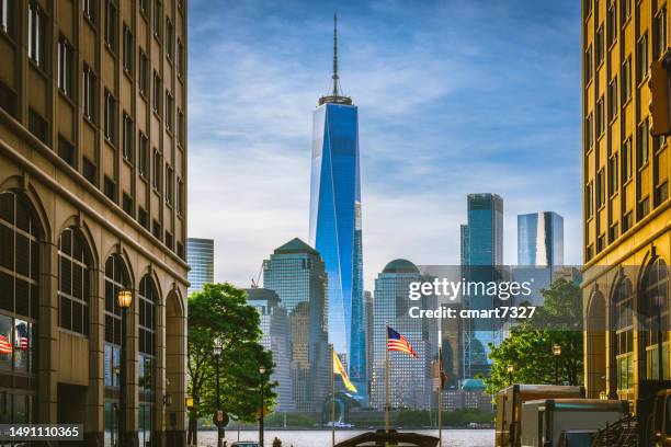 freedom tower with american flag in the foreground - world trade center manhatten stockfoto's en -beelden