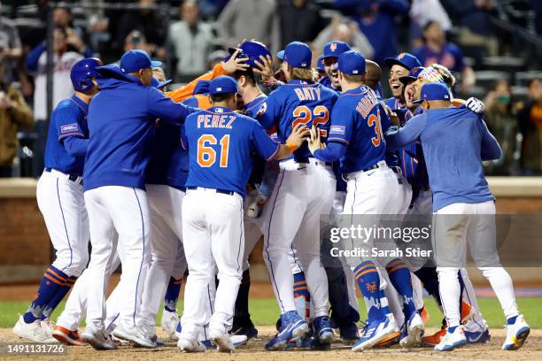 The New York Mets celebrate with Pete Alonso after his walk-off three-run home run during the tenth inning against the Tampa Bay Rays at Citi Field...