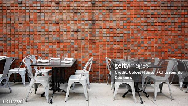 the empty terrace of a restaurant on the sidewalk in manhattan, new york city, united states - terrasse de café stock-fotos und bilder