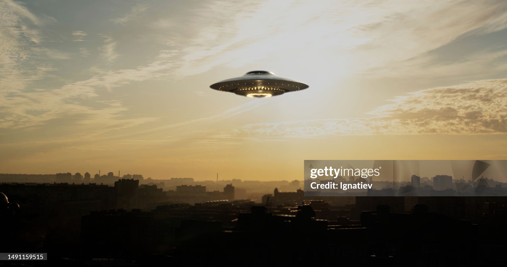 United States AI Solar System (13) - Page 11 Ufo-saucer-silently-hovered-over-the-city