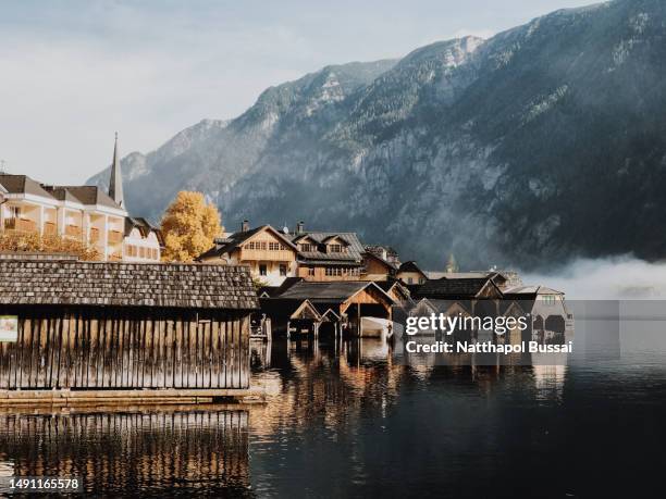 foggy village in the mountain, hallstat town, austria - oberösterreich stock-fotos und bilder