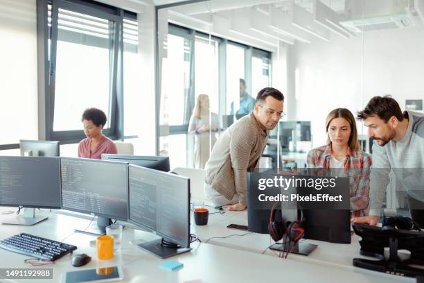 lavorando verso un futuro luminoso - sviluppo del software foto e immagini stock