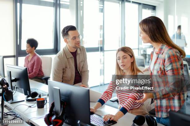 computerprogrammierer arbeiten - softwareentwicklung stock-fotos und bilder