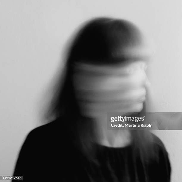 giovane donna che muove la testa velocemente, ritratto surreale in bianco e nero a lunga esposizione - donna mezzo busto bianco e nero foto e immagini stock