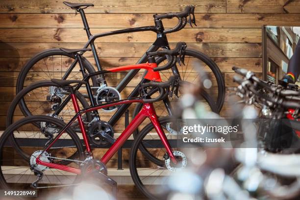 bikes in a bike shop - bicicleta de corrida imagens e fotografias de stock