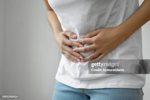 mani che tengono l'utero, sistema riproduttivo femminile - intestino umano foto e immagini stock