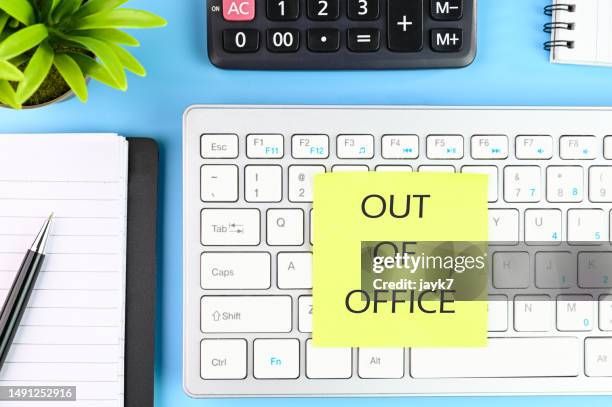 out of office - eventos sociales después del trabajo fotografías e imágenes de stock