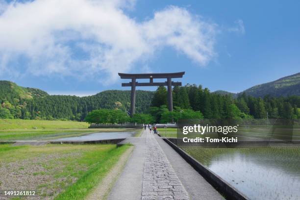 paysage du japon / kumano kodo sous le ciel bleu - zone géographique historique photos et images de collection