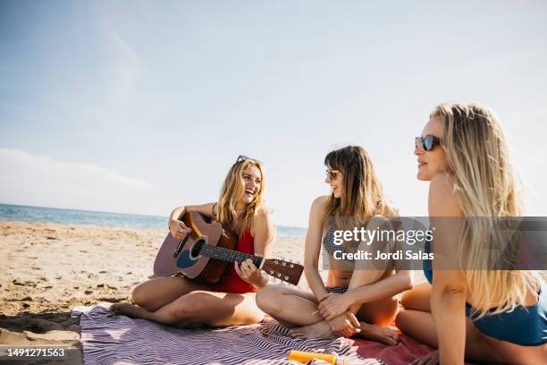 three women on the beach - beach sunbathing spain 個照片及圖片檔