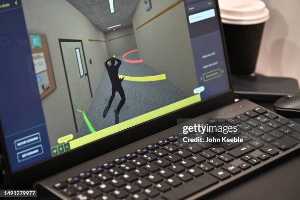 Street Screen Computer Computer Showing Screen Photos and Premium High Res Pictures - Getty Images